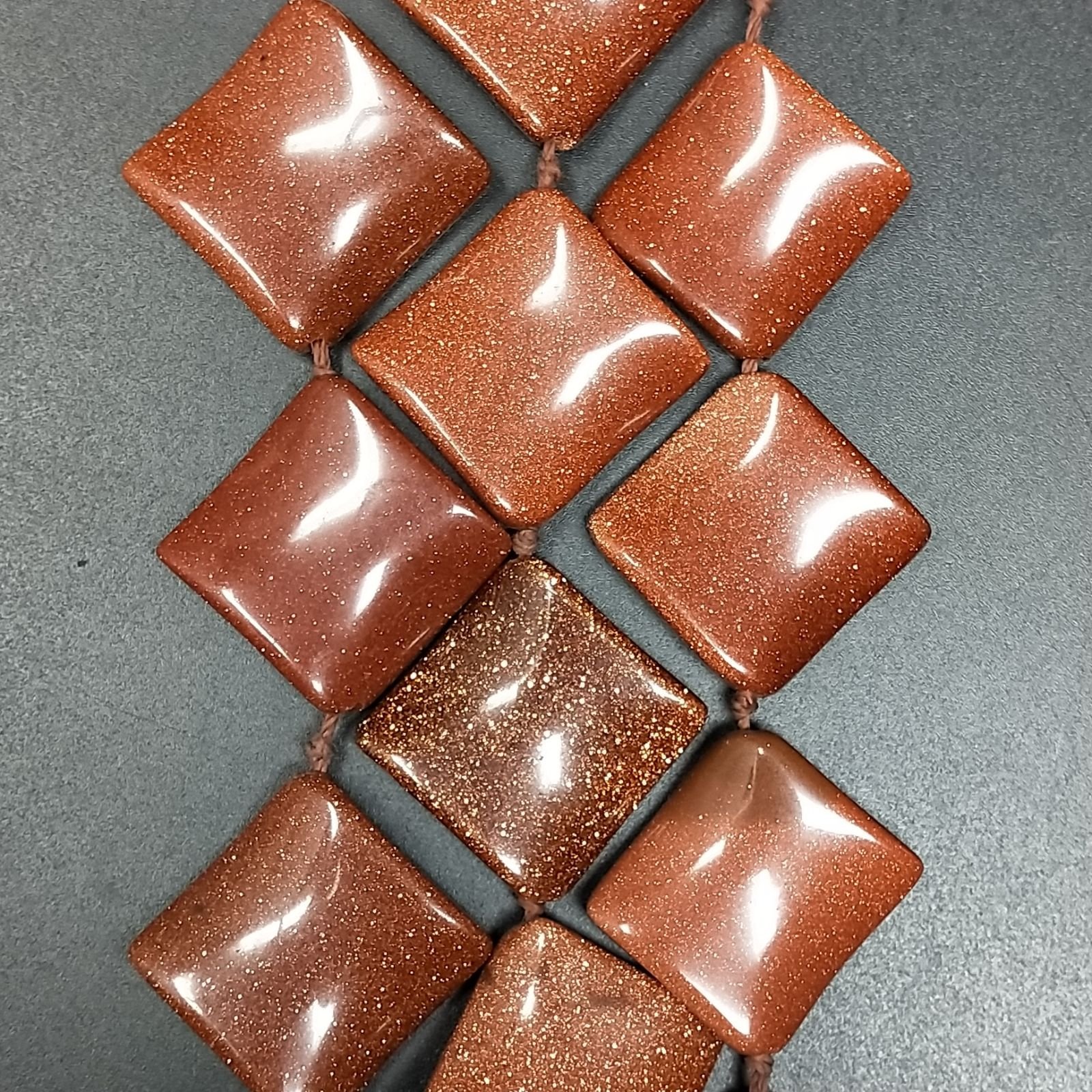 Pasta di Pietra Del Sole in Perline Forma Rombo Piatto Elicoidale Liscio Foro Diagonale 28mm