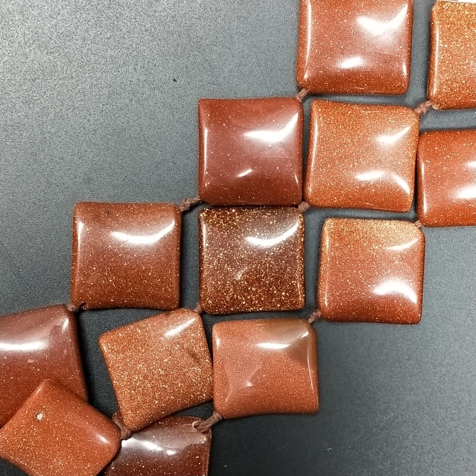 Pasta di Pietra Del Sole in Perline Forma Rombo Piatto Elicoidale Liscio Foro Diagonale 28mm