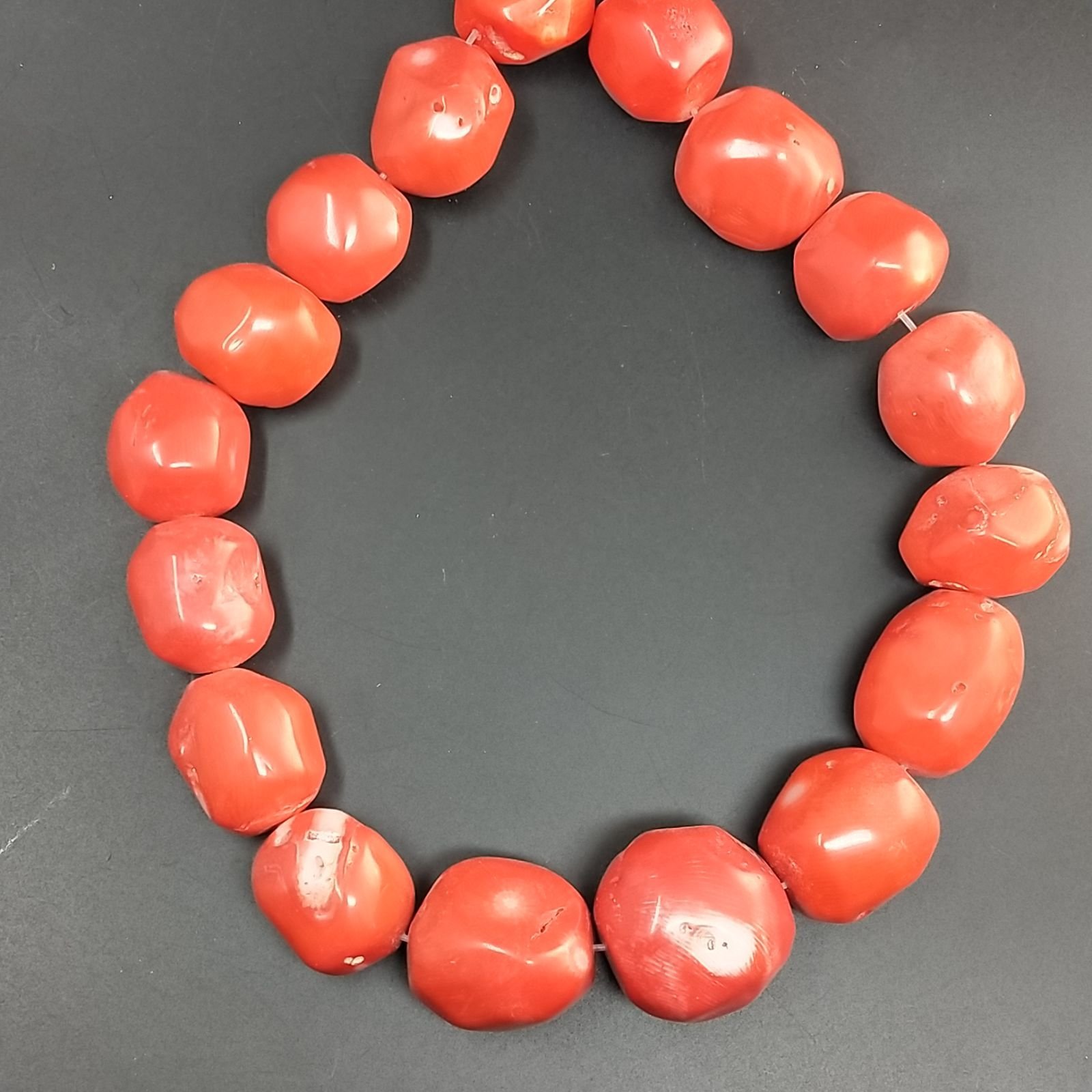 Corallo bamboo rosso arancio sassi irregolari lisci grandi
