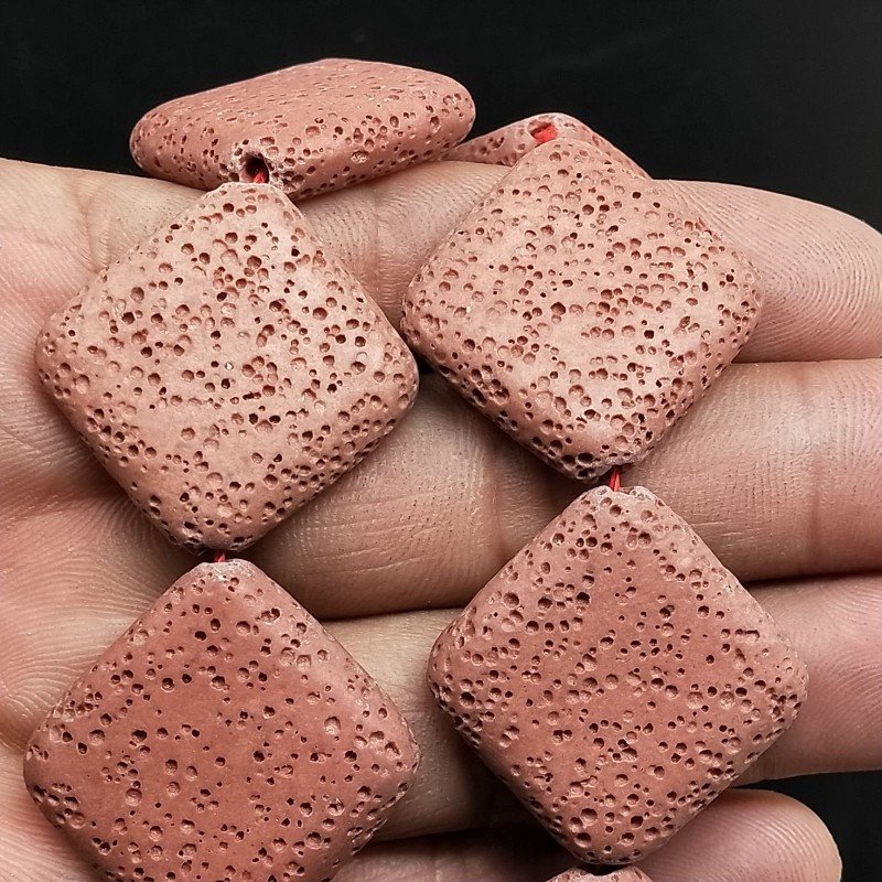 Pietra Lavica Rossa in Perline Forma Rombo Piatto Liscio Foro Diagonale 30mm