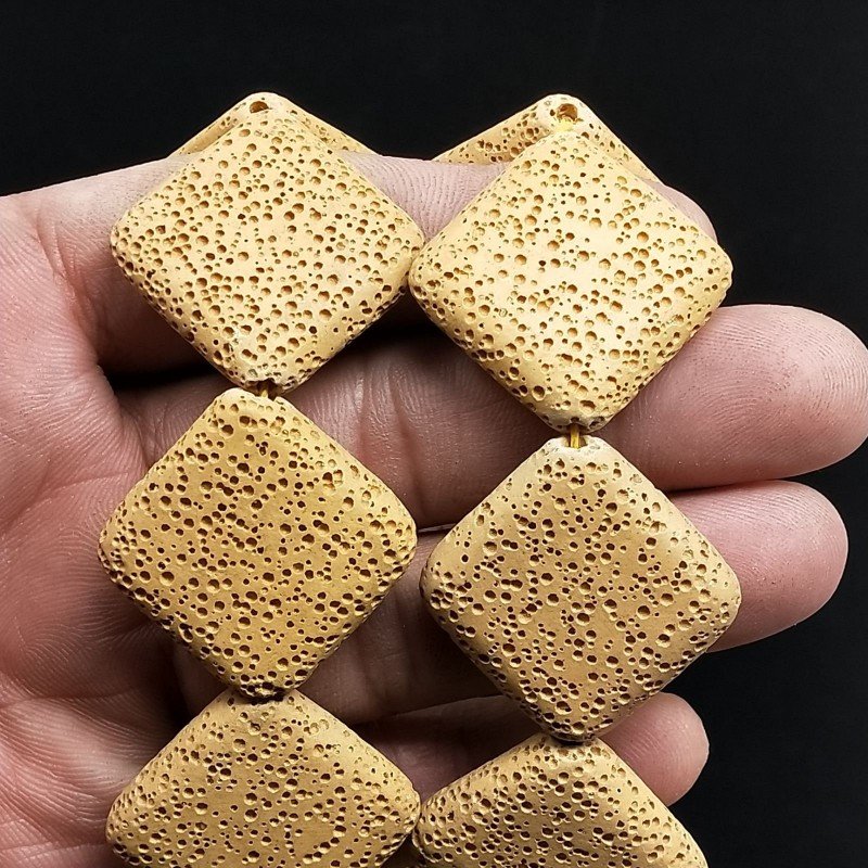 Pietra Lavica Gialla in Perline Forma Rombo Piatto Liscio Foro Diagonale 30mm