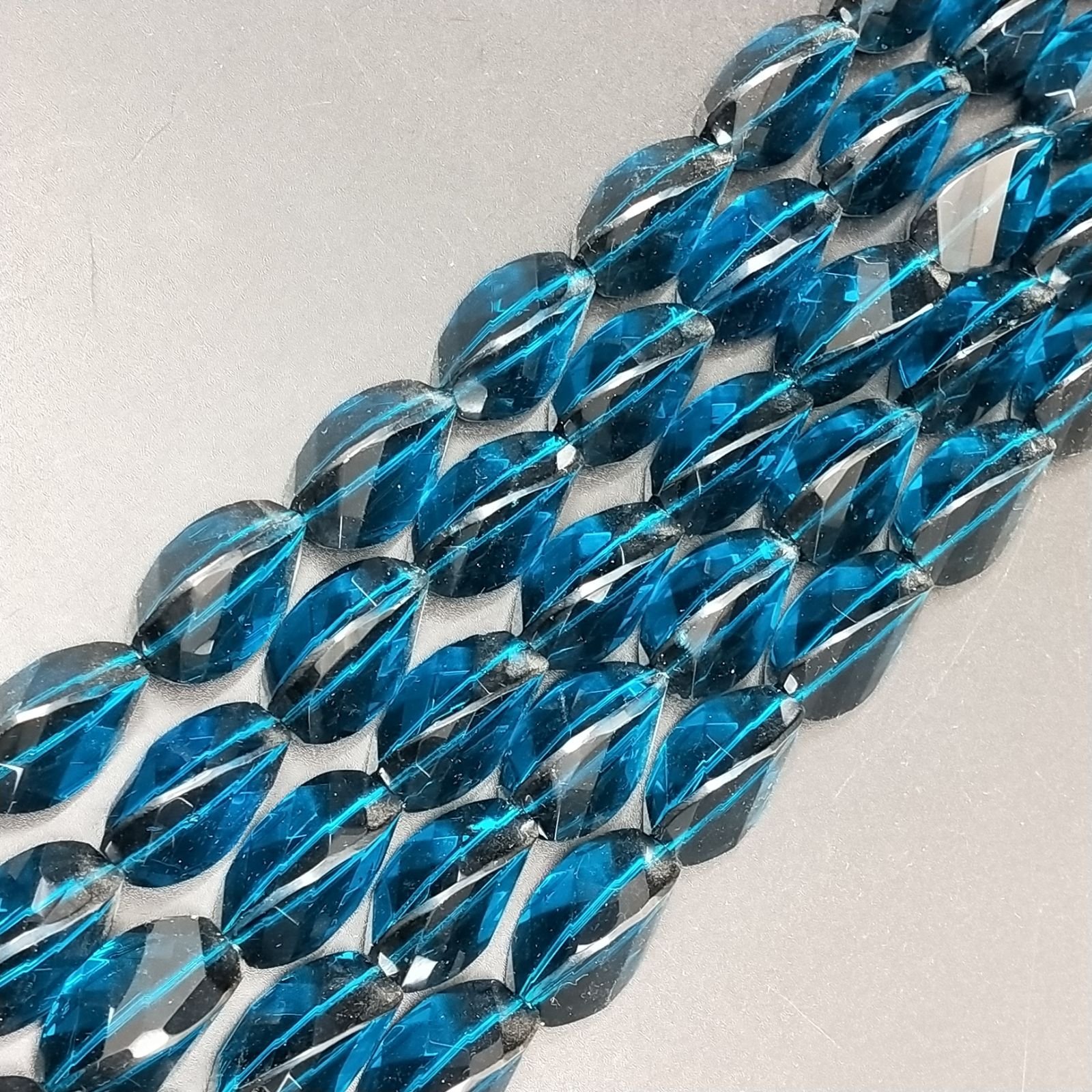 Cianite Idrotermale in Perline Forma Twist Sfaccettato Foro Passante 13X20mm