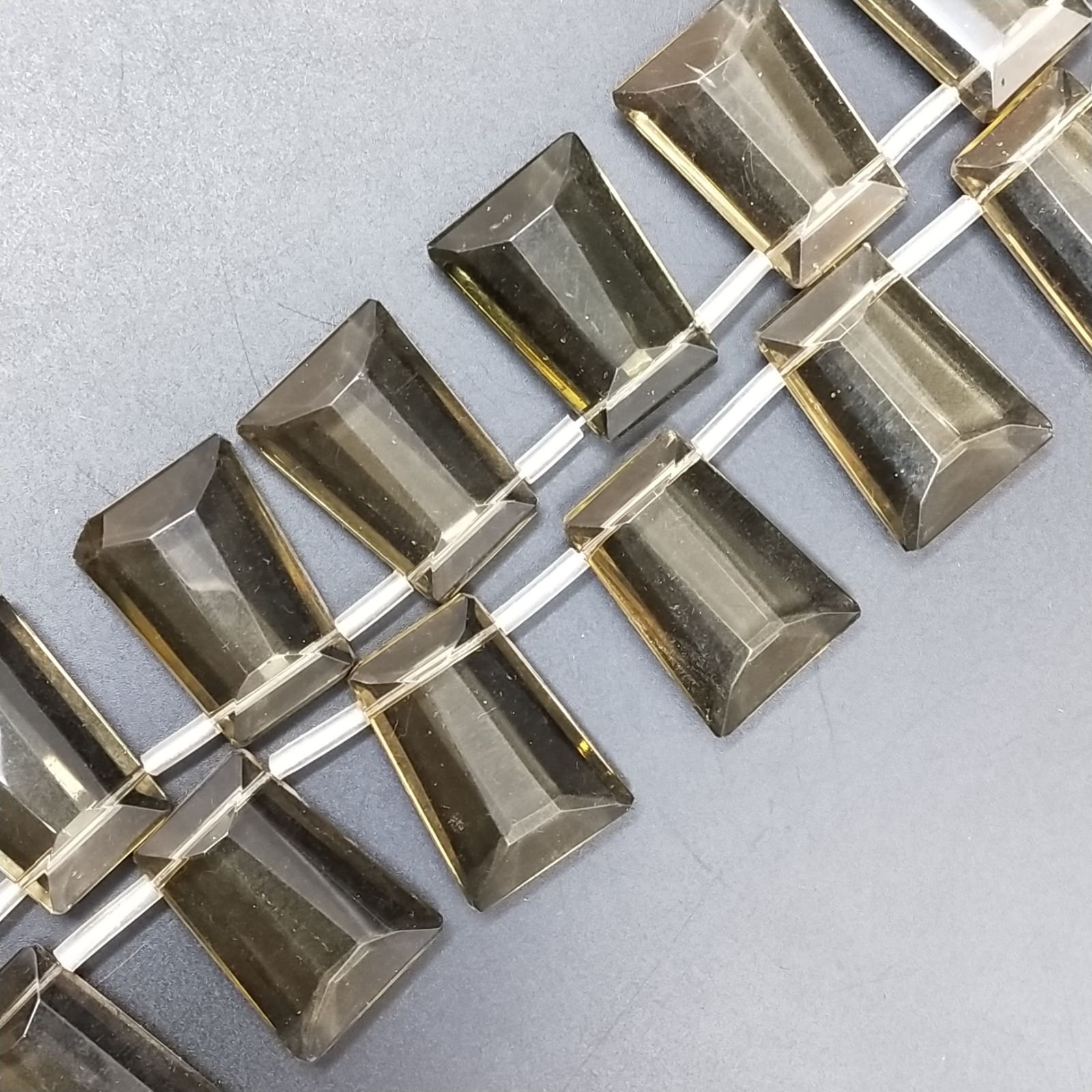 Quarzo Fume Idrotermale in Perline Forma Trapezio Piatto Sfaccettato Foro Laterale 20X28mm