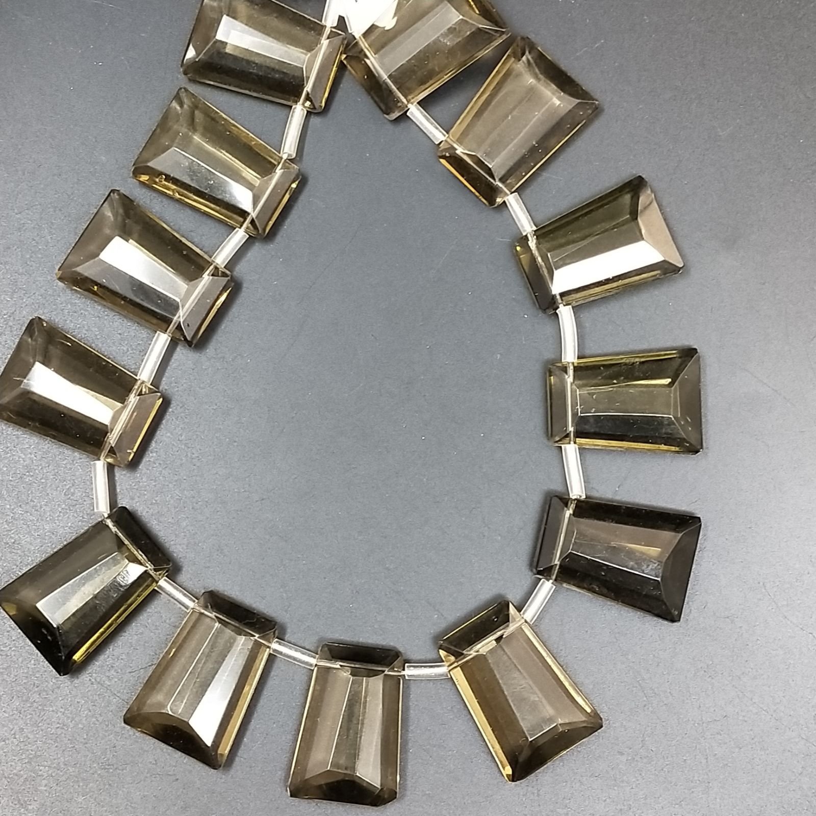 Quarzo Fume Idrotermale in Perline Forma Trapezio Piatto Sfaccettato Foro Laterale 20X28mm