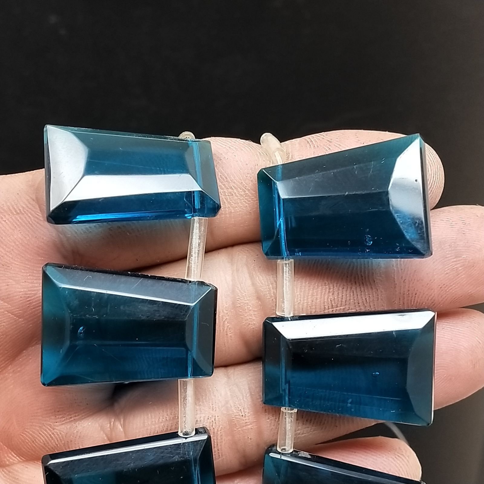 Cianite Idrotermale in Perline Forma Trapezio Piatto Sfaccettato Foro Laterale 20X28mm