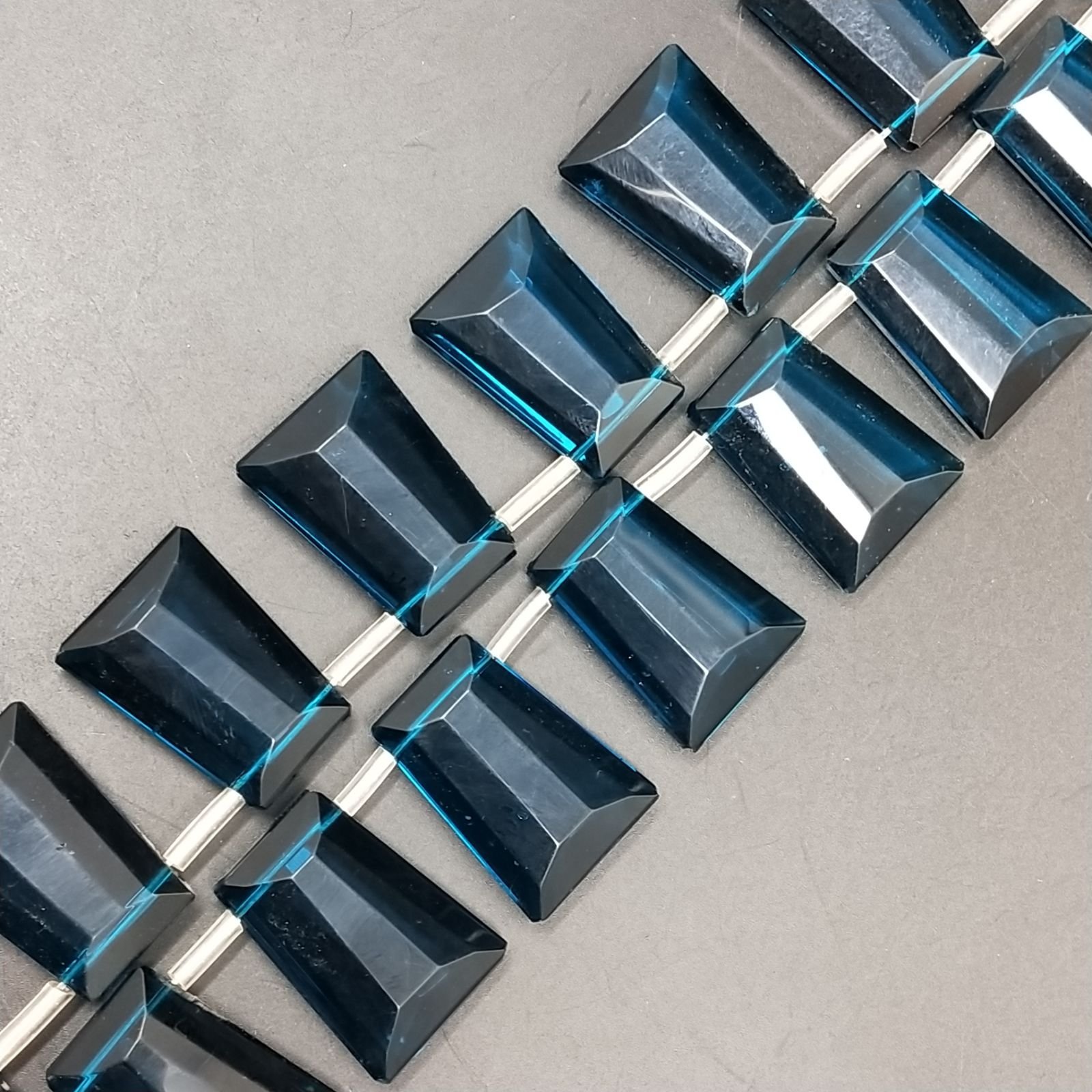 Cianite Idrotermale in Perline Forma Trapezio Piatto Sfaccettato Foro Laterale 20X28mm