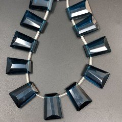 Cianite Idrotermale in Perline Forma Trapezio Piatto Sfaccettato Foro Laterale 20X28mm