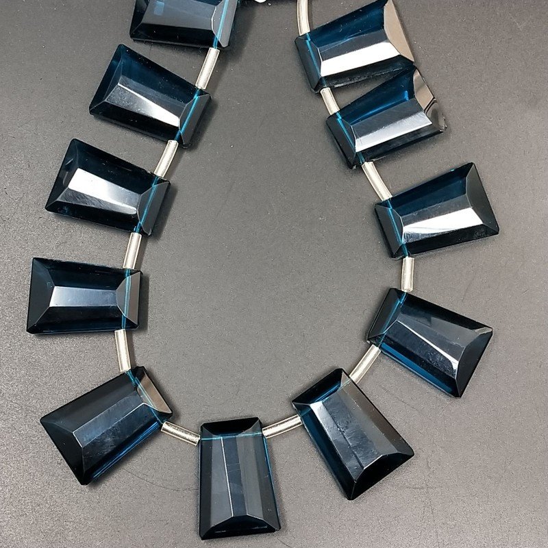 Cianite Idrotermale in Perline Forma Trapezio Piatto Sfaccettato Foro Laterale 20X28mm