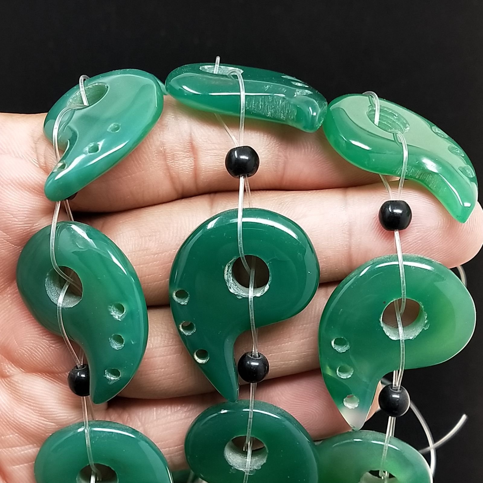 Agata Verde Naturale Perline Forma Yin Yang Fengshui Liscio Foro Passante