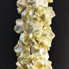Resina Perline Bianco Giallo Forma Rosa Inciso Liscio Foro Passante 320mm