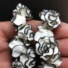 Resina Perline Bianco Nero Forma Rosa Inciso Liscio Foro Passante 21mm