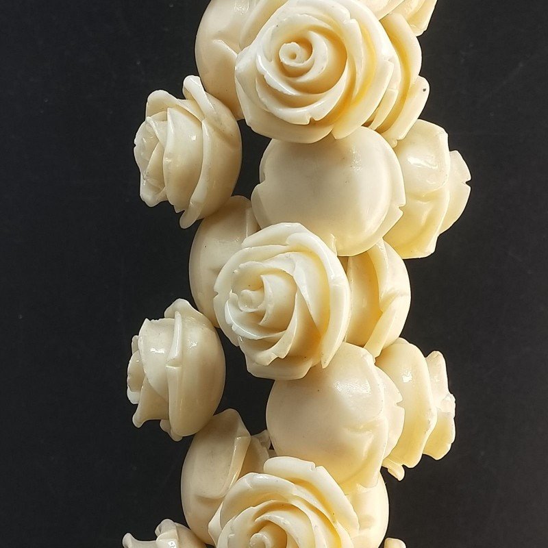 Resina Perline Beige Forma Rosa Inciso Liscio Foro Passante 28mm