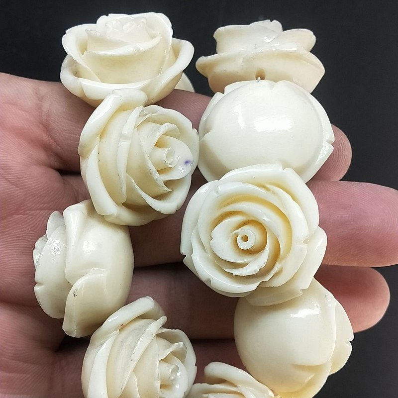 Resina Perline Beige Forma Rosa Inciso Liscio Foro Passante 28mm