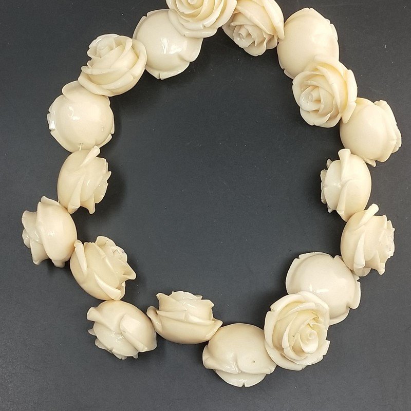 Resina Perline Beige Forma Rosa Inciso Liscio Foro Passante 28mm