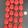 Resina Rossa in Perline Forma Goccia Piatto Liscio Inciso Foro Passante 22X28mm