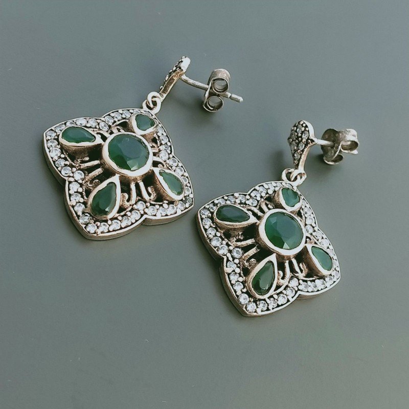 Orecchini Di Argento 925 con Radice di Smeraldo Sfaccettato con Zircone a Perno Stile Etnico