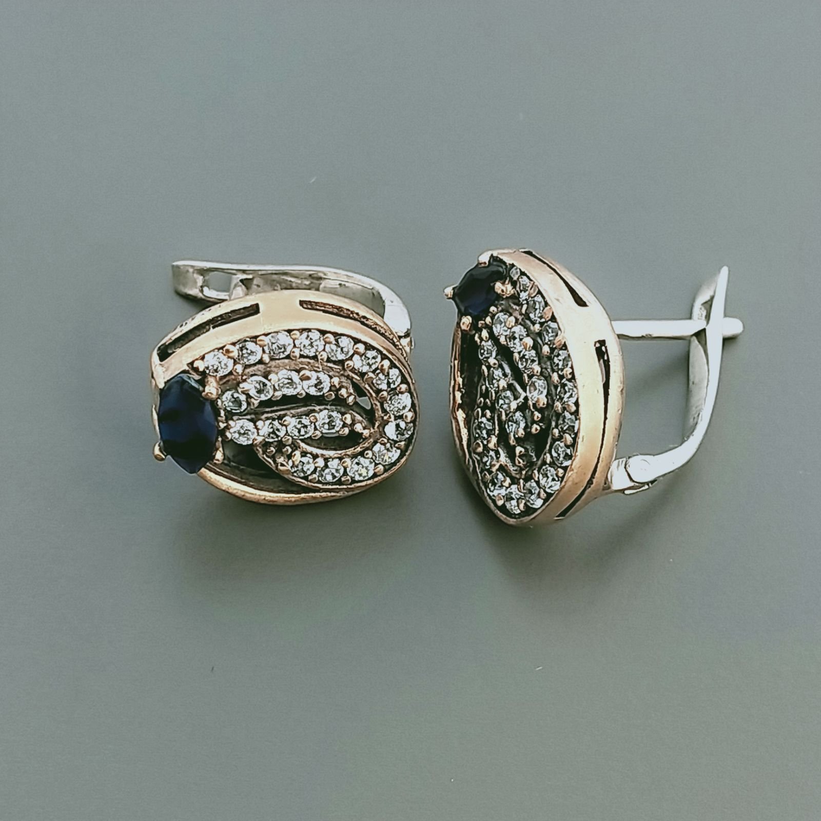 Orecchini Di Argento 925 con Radice di Zaffiro Sfaccettato con Zircone a Perno Chiuso Stile Etnico
