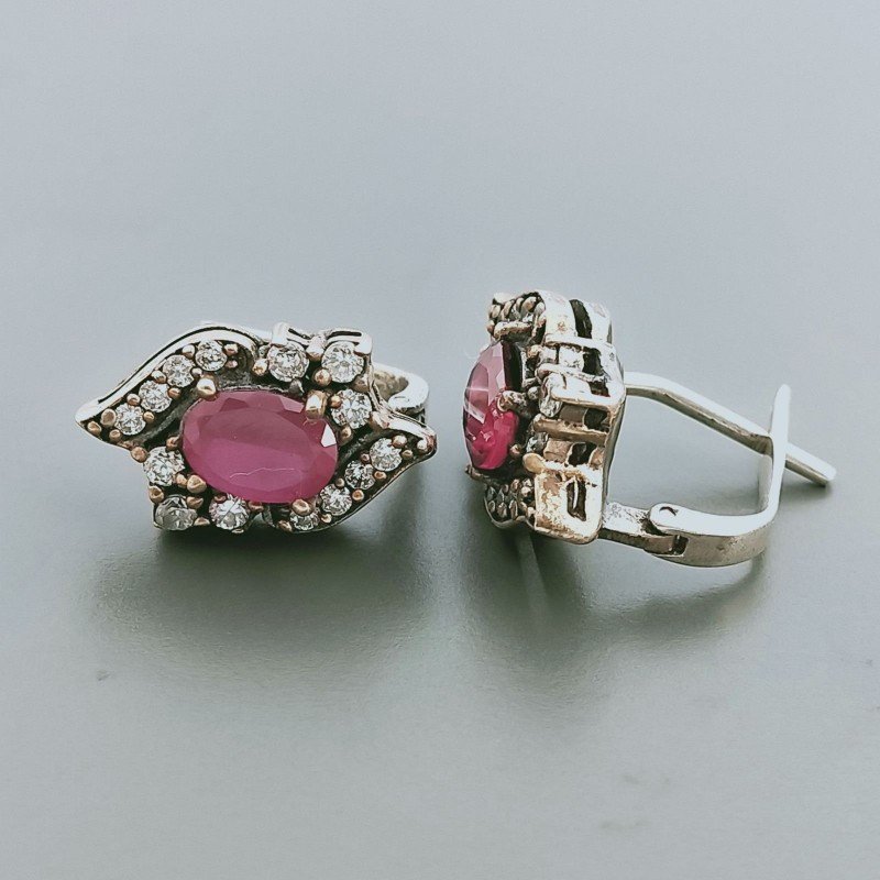 Orecchini Di Argento 925 con Radice di Rubino Sfaccettato con Zircone a Perno Chiuso Stile Etnico