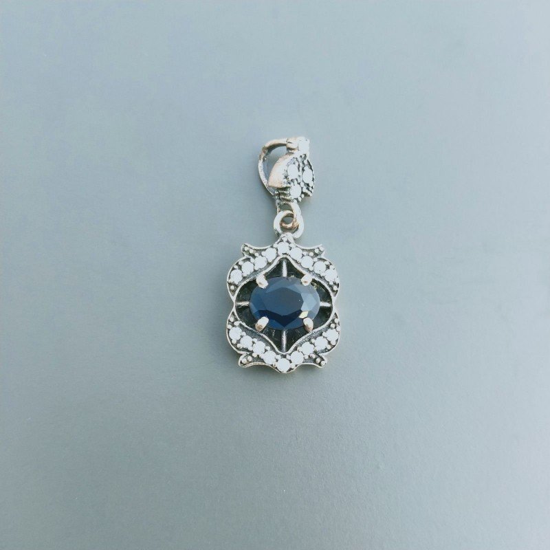 Ciondolo Di Argento 925 con Radice di Zaffiro Ovale e Zirconi Stile Etnico
