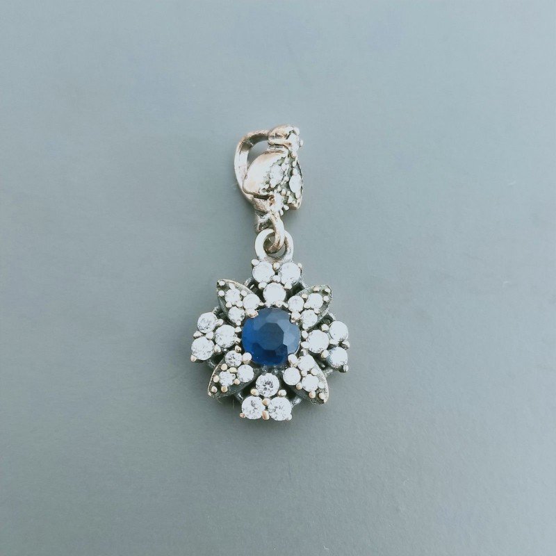 Ciondolo Di Argento 925 con Radice di Zaffiro Tondo e Zirconi Stile Etnico