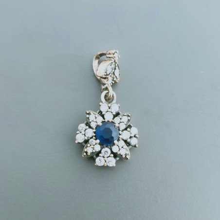 Ciondolo Di Argento 925 con Radice di Zaffiro Tondo e Zirconi Stile Etnico