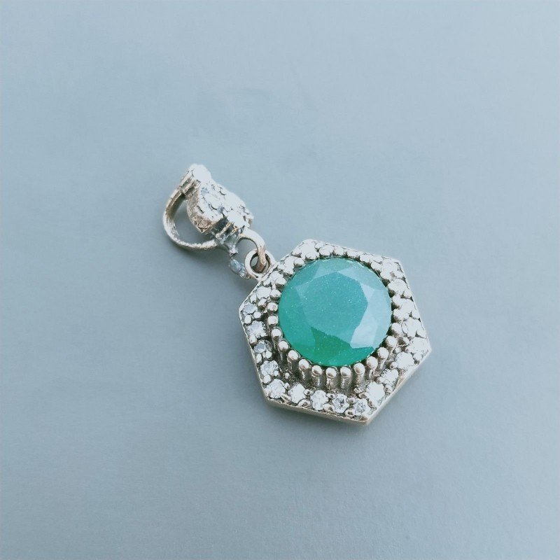 Ciondolo Di Argento 925 con Radice di Smeraldo Tondo e Zirconi Stile Etnico