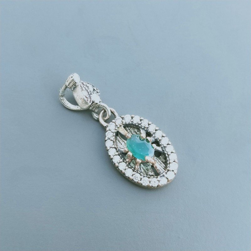 Ciondolo Di Argento 925 con Radice di Smeraldo Ovale e Zirconi Stile Etnico