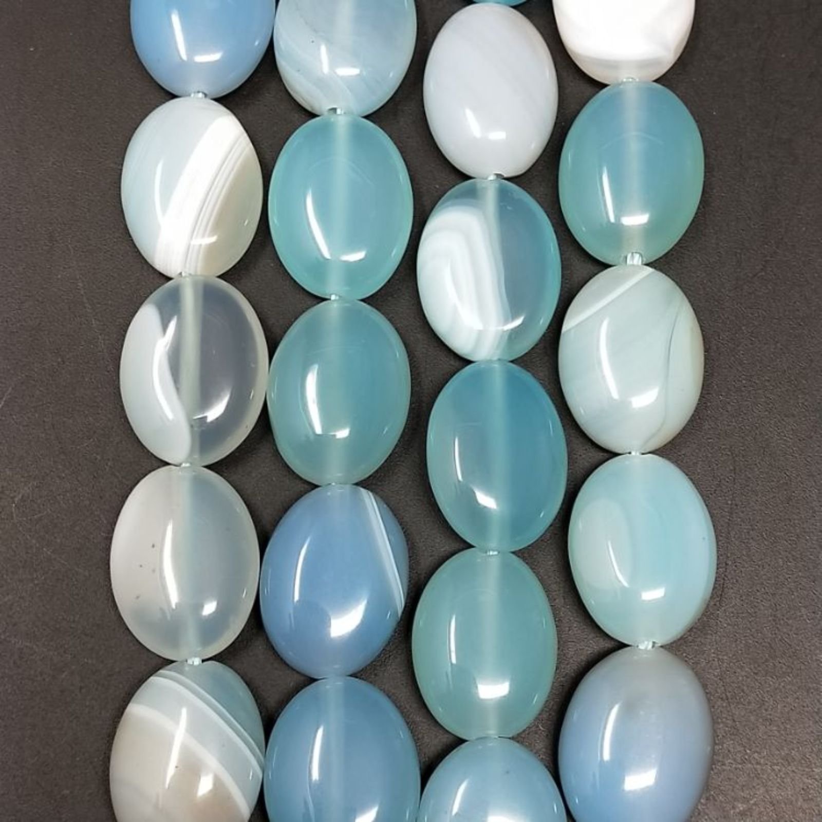 Agata Brasiliana Celeste Striata in Perline Forma Ovale Piatto Liscio Foro Passante 12x16mm