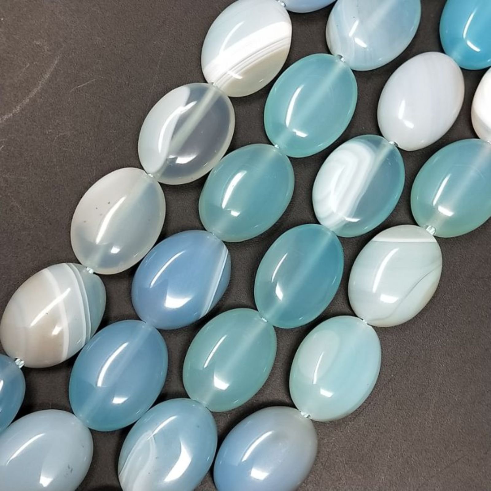 Agata Brasiliana Celeste Striata in Perline Forma Ovale Piatto Liscio Foro Passante 12x16mm