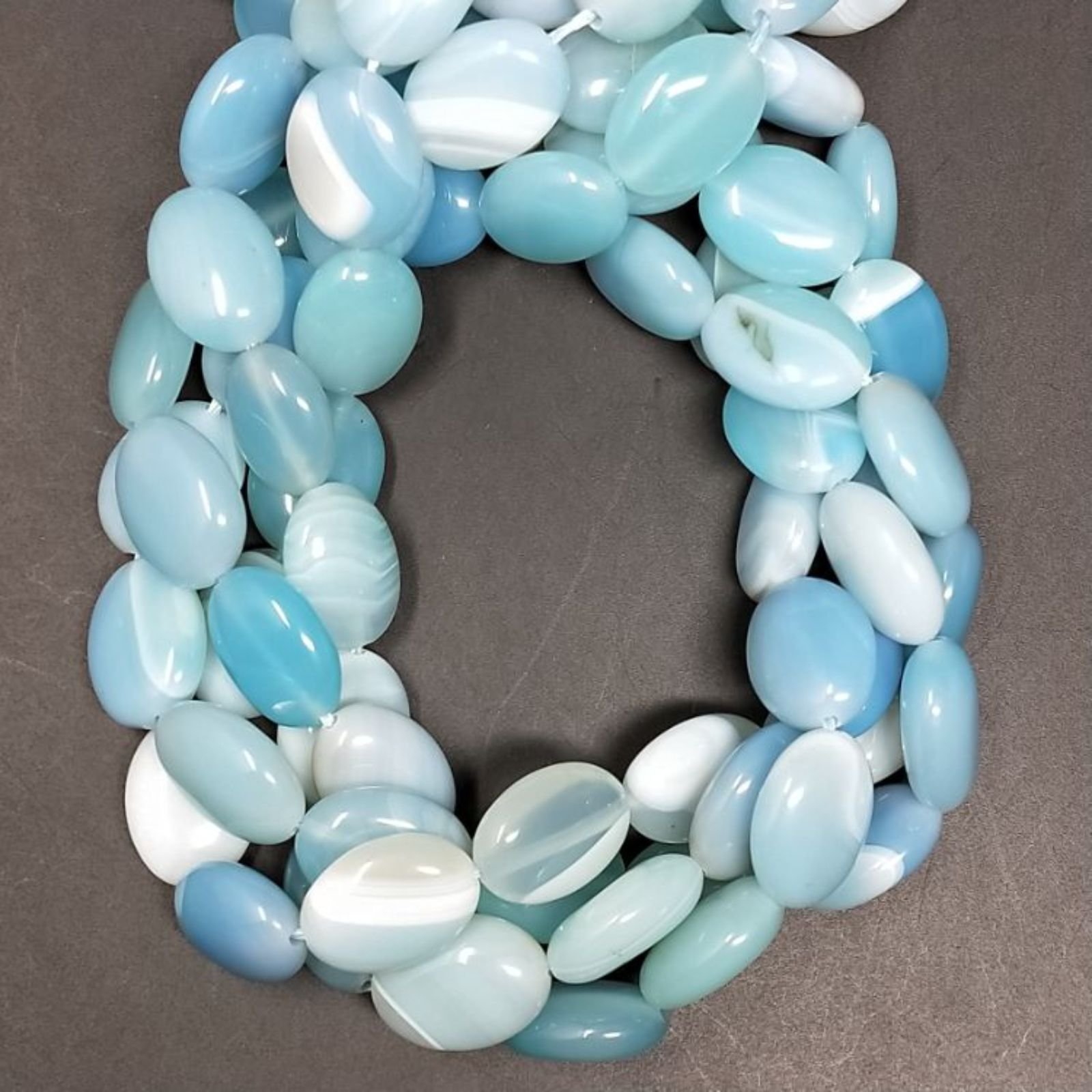 Agata Brasiliana Celeste Striata in Perline Forma Ovale Piatto Liscio Foro Passante 12x16mm