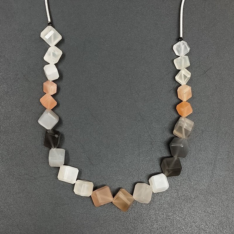 Pietra Di Luna Multi Naturale Perline Forma Cubetti con Foro Diagonale Sfaccettato a Mano