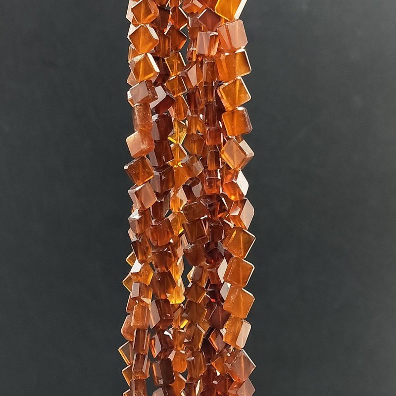 Hessonite Naturale Perline Forma Cubetti con Foro Diagonale Sfaccettato a Mano