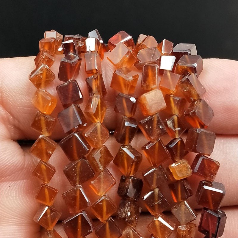 Hessonite Naturale Perline Forma Cubetti con Foro Diagonale Sfaccettato a Mano