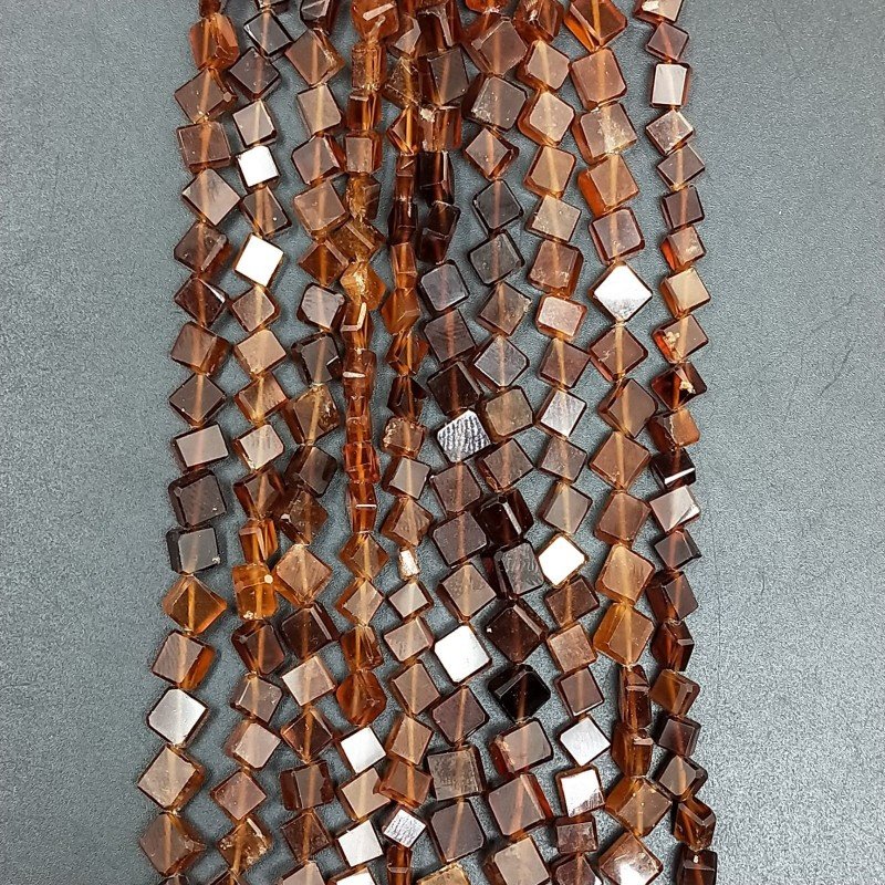 Hessonite Naturale Perline Forma Cubetti con Foro Diagonale Sfaccettato a Mano