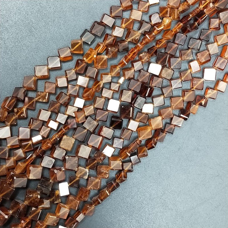 Hessonite Naturale Perline Forma Cubetti con Foro Diagonale Sfaccettato a Mano