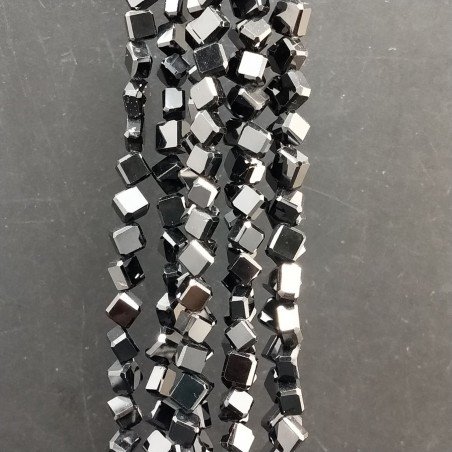 Spinelllo Nero Naturale Perline Forma Cubetti con Foro Diagonale Sfaccettato a Mano