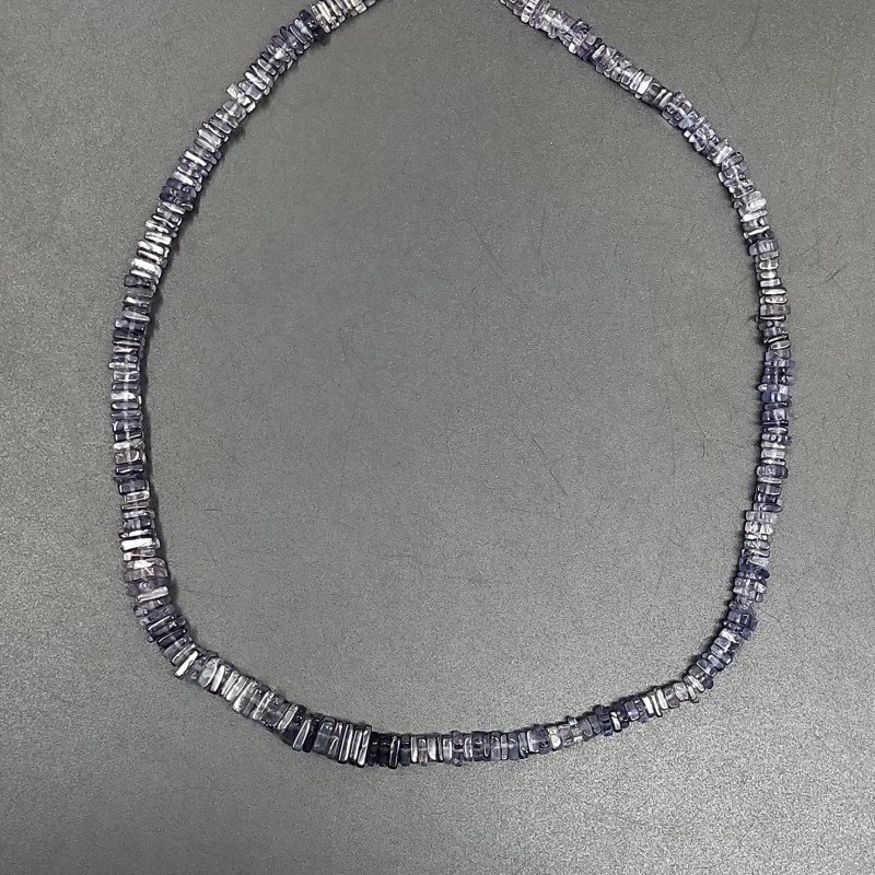 Iolite Naturale Perline Forma Quadrato Heshi Liscio Foro Centrale a Gradazione 04mm-08mm Iolite Naturale Perline Forma Quadrato Heshi Liscio Foro Centrale a Gradazione 04mm-08mm
