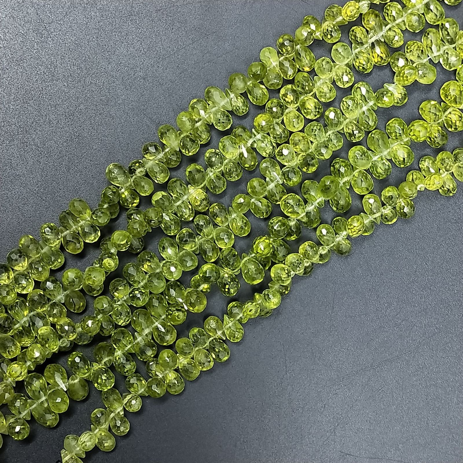 Peridotto Naturale in Perline Forma Goccia Tondo Sfaccettato a Mano Foro Laterale
