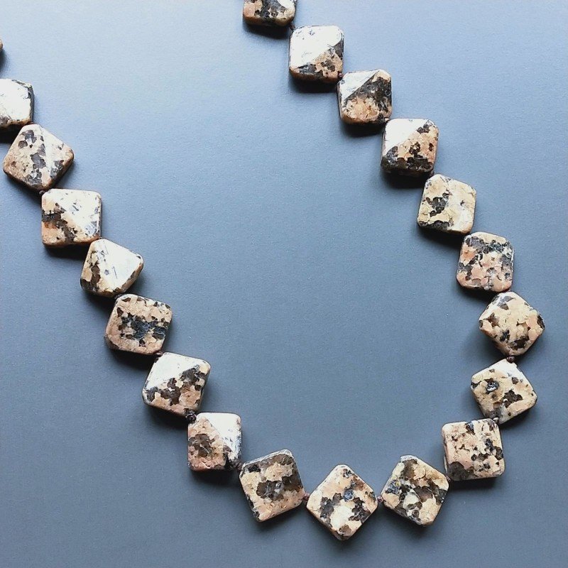 Collana granite quadrato liscio foro diagonale 19x18 annodato