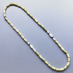 Collana giada oliva cilindro liscio 8x15 mm con pietre dure miste annodato
