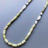 Collana giada oliva cilindro liscio 8x15 mm con pietre dure miste annodato