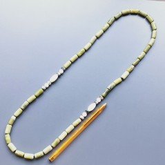 Collana giada oliva cilindro liscio 8x15 mm con pietre dure miste annodato Collana giada oliva cilindro liscio 8x15 mm con pietre dure miste annodato