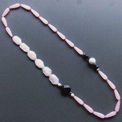 Collana quarzo rosa sassi piatti sfac annodati con calcedonia rosa gocce sfac e onice nera e agata bianca
