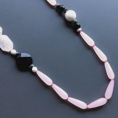 Collana quarzo rosa sassi piatti sfac annodati con calcedonia rosa gocce sfac e onice nera e agata bianca
