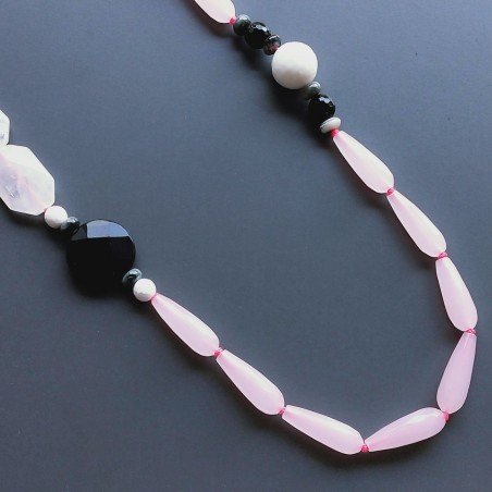 Collana quarzo rosa sassi piatti sfac annodati con calcedonia rosa gocce sfac e onice nera e agata bianca