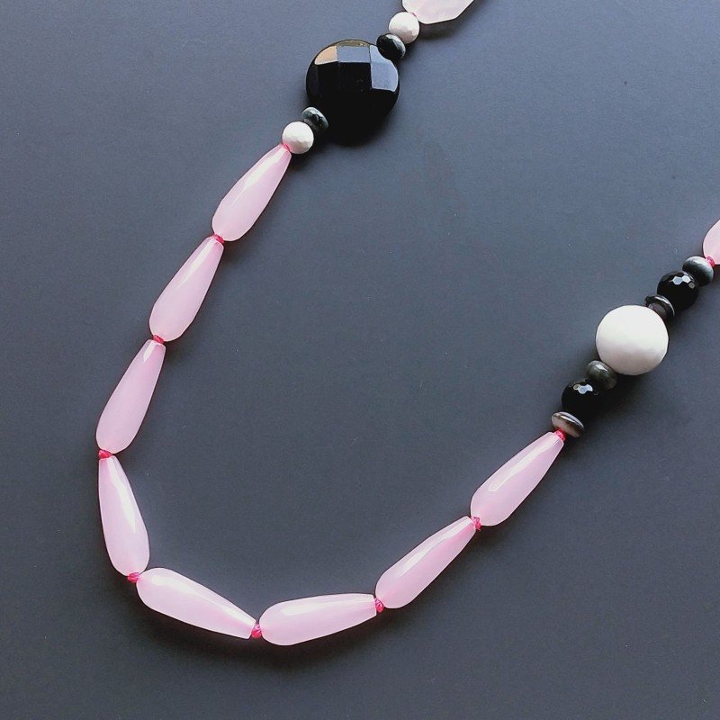 Collana quarzo rosa sassi piatti sfac annodati con calcedonia rosa gocce sfac e onice nera e agata bianca