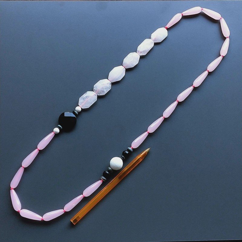 Collana quarzo rosa sassi piatti sfac annodati con calcedonia rosa gocce sfac e onice nera e agata bianca