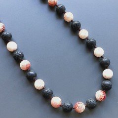 Collana pietra lavica sferica con resina ambra rosso sferico annodato