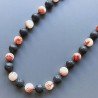 Collana pietra lavica sferica con resina ambra rosso sferico annodato