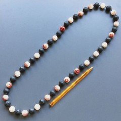 Collana pietra lavica sferica con resina ambra rosso sferico annodato